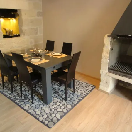 Les Toits D'uzes Daire *